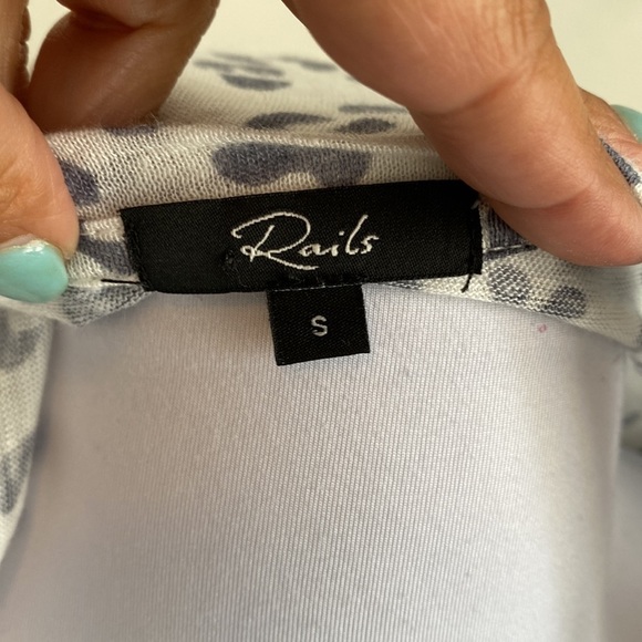 Rails Cara Snow Leopard Linen Blend Tee - Picture 9 of 10